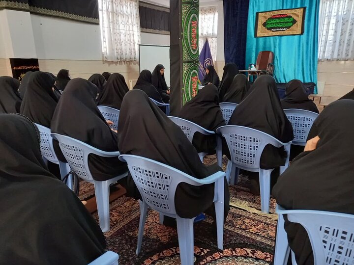تصاویر/ میزگرد علمی‌فرهنگی «حدود ارتباط با نامحرم» در مدرسه علمیه ریحانه‌النبی(س) رفسنجان