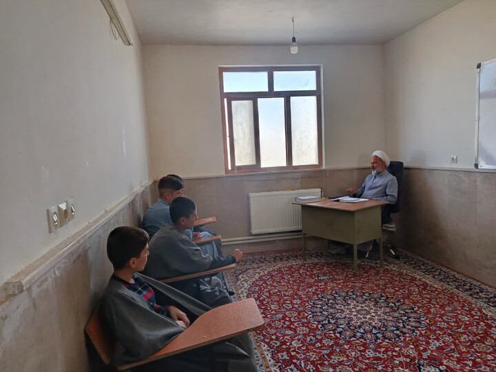 تصاویر/بازدید مدیر حوزه علمیه همدان از مدرسه علمیه امیرالمؤمنین(ع) قروه‌درگزین