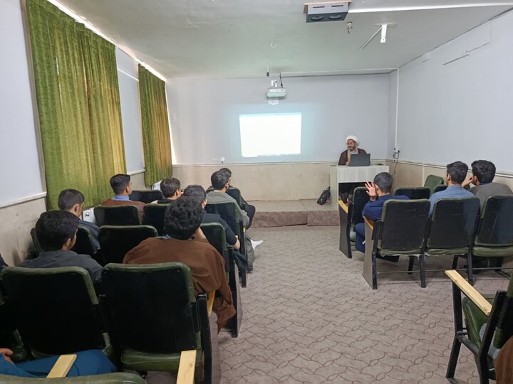 تصاویر/بازدید مدیر حوزه علمیه همدان از مدرسه علمیه امیرالمؤمنین(ع) قروه‌درگزین