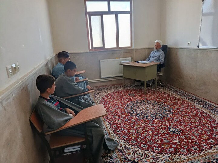 تصاویر/بازدید مدیر حوزه علمیه همدان از مدرسه علمیه امیرالمؤمنین(ع) قروه‌درگزین