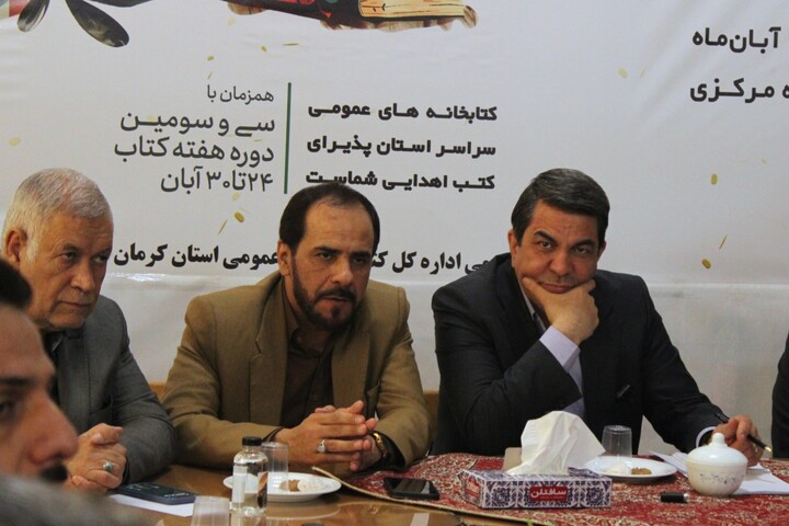 موج کتاب در کرمان؛ اهدای ۵۶ هزار جلد کتاب به کتابخانه ملی کرمان همراه با بازدید استاندار