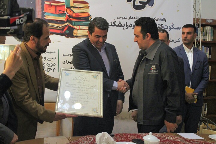 موج کتاب در کرمان؛ اهدای ۵۶ هزار جلد کتاب به کتابخانه ملی کرمان همراه با بازدید استاندار