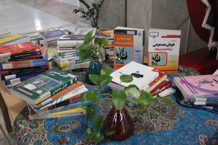 موج کتاب در کرمان؛ اهدای ۵۶ هزار جلد کتاب به کتابخانه ملی کرمان همراه با بازدید استاندار