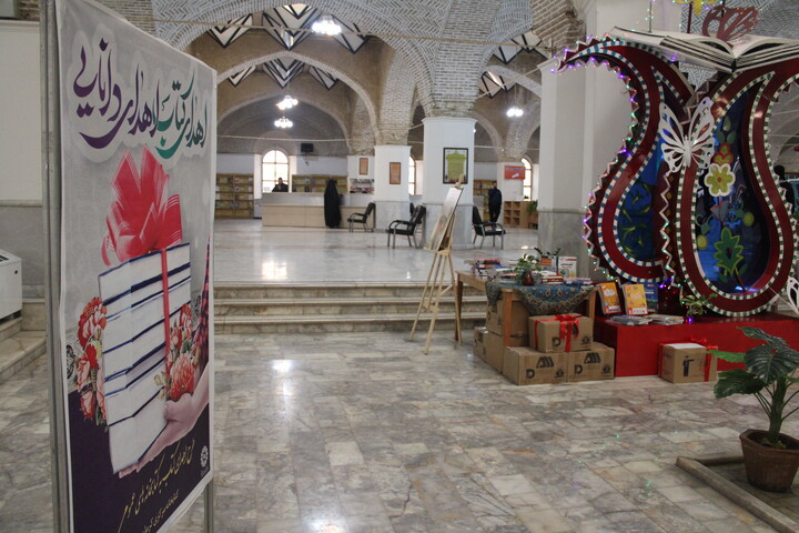 موج کتاب در کرمان؛ اهدای ۵۶ هزار جلد کتاب به کتابخانه ملی کرمان همراه با بازدید استاندار