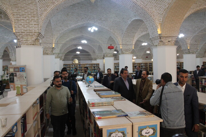 موج کتاب در کرمان؛ اهدای ۵۶ هزار جلد کتاب به کتابخانه ملی کرمان همراه با بازدید استاندار