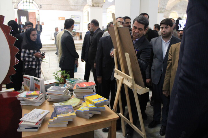 موج کتاب در کرمان؛ اهدای ۵۶ هزار جلد کتاب به کتابخانه ملی کرمان همراه با بازدید استاندار