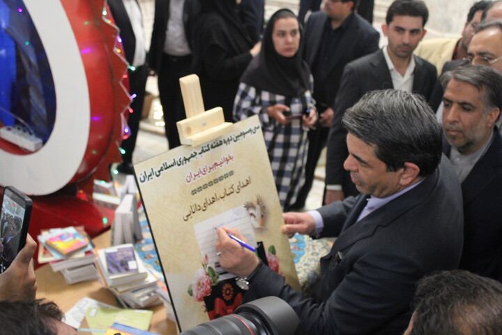 موج کتاب در کرمان؛ اهدای ۵۶ هزار جلد کتاب به کتابخانه ملی کرمان همراه با بازدید استاندار
