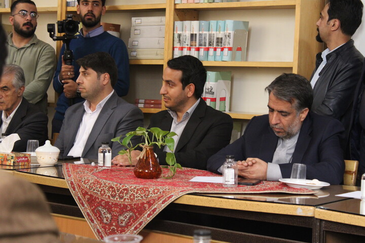 موج کتاب در کرمان؛ اهدای ۵۶ هزار جلد کتاب به کتابخانه ملی کرمان همراه با بازدید استاندار