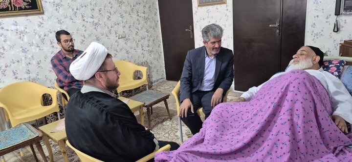 تصاویر / عیادت نماینده ولی فقیه در استان قزوین ودیگر مسئولین آبیک از امام جمعه شهرستان آبیک قزوین
