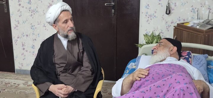 تصاویر / عیادت نماینده ولی فقیه در استان قزوین ودیگر مسئولین آبیک از امام جمعه شهرستان آبیک قزوین