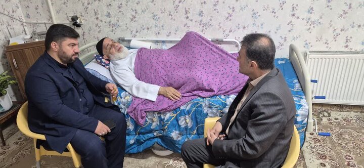 تصاویر / عیادت نماینده ولی فقیه در استان قزوین ودیگر مسئولین آبیک از امام جمعه شهرستان آبیک قزوین