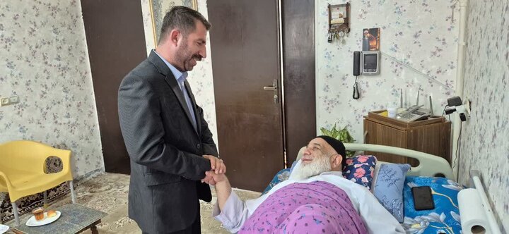 تصاویر / عیادت نماینده ولی فقیه در استان قزوین ودیگر مسئولین آبیک از امام جمعه شهرستان آبیک قزوین