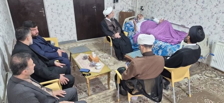 تصاویر / عیادت نماینده ولی فقیه در استان قزوین ودیگر مسئولین آبیک از امام جمعه شهرستان آبیک قزوین