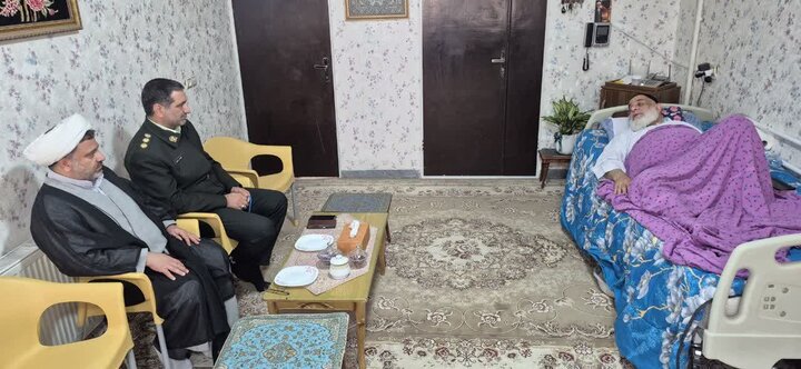 تصاویر / عیادت نماینده ولی فقیه در استان قزوین ودیگر مسئولین آبیک از امام جمعه شهرستان آبیک قزوین