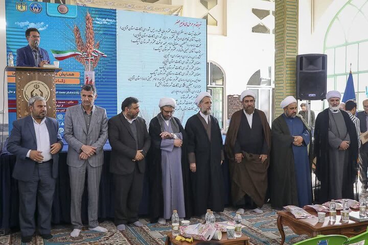 تصاویر / همایش ترویجی و تکریمی زکات در روستای کوندج با حضور نماینده ولی فقیه در استان قزوین ومدیر حوزه علمیه قزوین