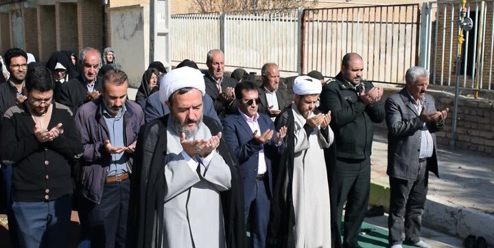 تصاویر/ اقامه نماز استغاثه طلب باران در شهر بابارشانی شهرستان بیجار