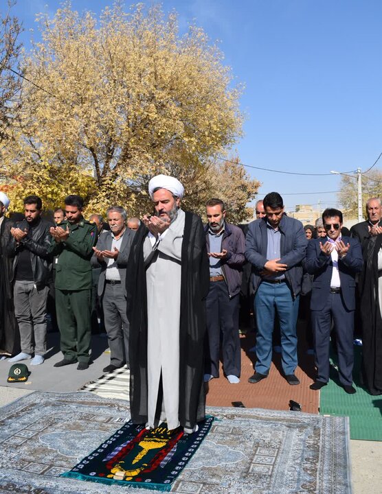تصاویر/ اقامه نماز استغاثه طلب باران در شهر بابارشانی شهرستان بیجار