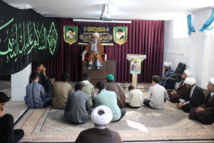 تصاویر/مراسم درس اخلاق هفتگی در مدرسه علمیه بیجار