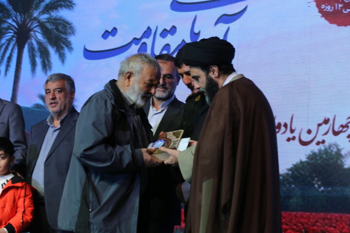 تصاویر / چهارمین یادواره ۱۰۰۰ شهید شمال شهر اصفهان(آیه های مقاومت)