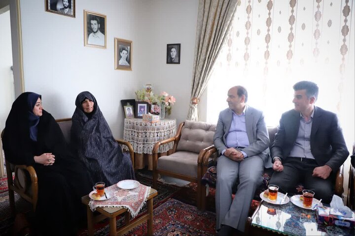 تصاویر/دیدار با خانواده شهیدان والامقام سید مجتبی و سید مهدی موسوی در اراک