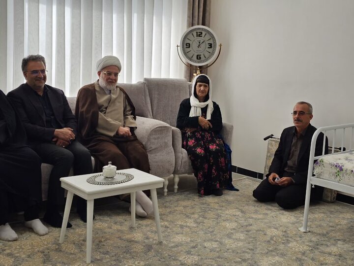 تجلیل نماینده ولی‌فقیه در کردستان از خانواده شهدا