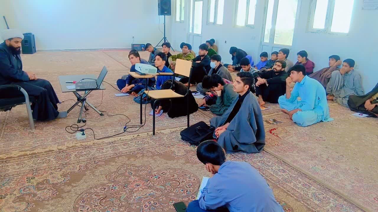 بررسی رسالت‌های اجتماعی روحانیت در نشست تربیتی مدرسه علمیه ریگان+عکس