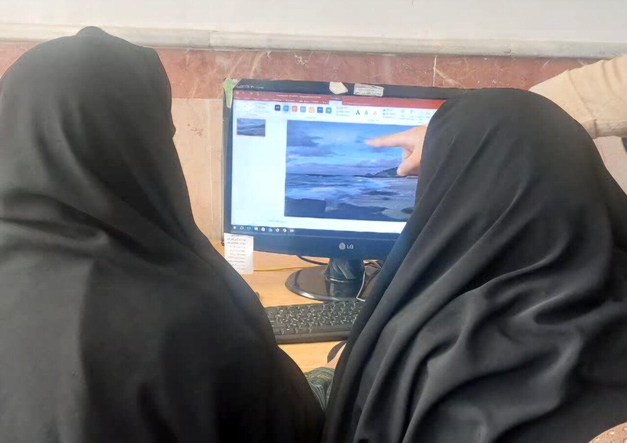 کارگاه مهارتی «آموزش نرم‌افزار پاورپوینت» مدرسه علمیه تخصصی فاطمیه کرمان