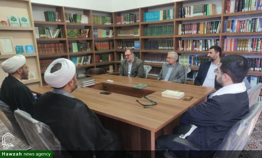 بازدید معاون حوزه علمیه یزد از کتابخانه علوم قرآنی مدرسه علمیه خان