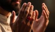 शरई अहकाम । क्या क़ुनूत के दौरान अंगूठी घुमाना सवाब रखता है?