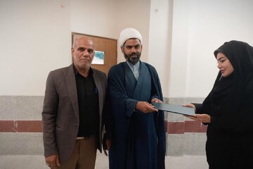 تقدیر از دانش‌آموزان و معلم نمونه مدرسه فاطمه پذیرفته شهر علی‌آباد+عکس