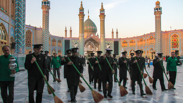 تصاویر/ مراسم جارو زنی خدام افتخاری حرم هلال بن علی(ع)