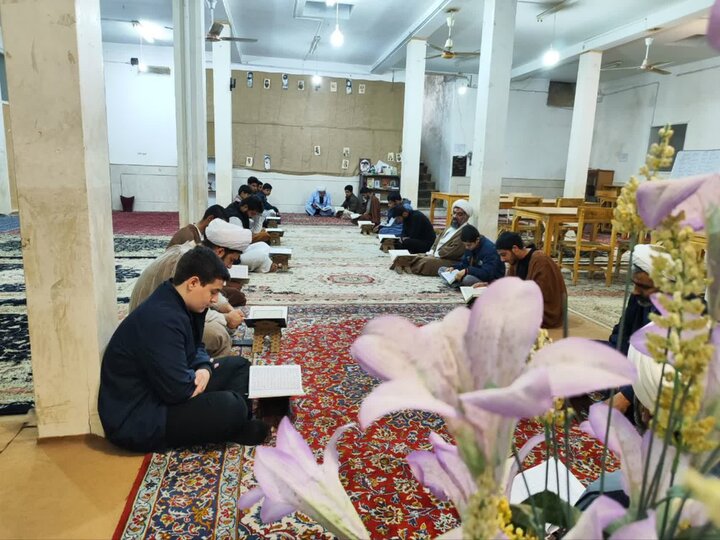 تصاویر/ محفل قرائت دسته جمعی قرآن کریم مدرسه آیت‌الله مصطفوی(ره) کاشان