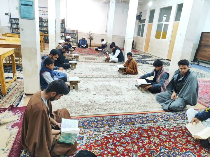 تصاویر/ محفل قرائت دسته جمعی قرآن کریم مدرسه آیت‌الله مصطفوی(ره) کاشان