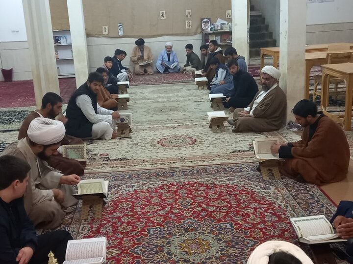 تصاویر/ محفل قرائت دسته جمعی قرآن کریم مدرسه آیت‌الله مصطفوی(ره) کاشان