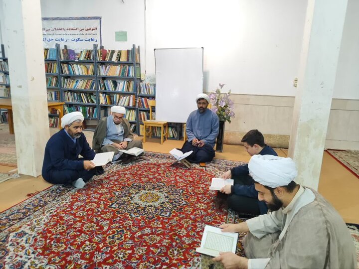 تصاویر/ محفل قرائت دسته جمعی قرآن کریم مدرسه آیت‌الله مصطفوی(ره) کاشان