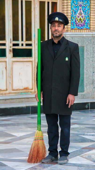 تصاویر/ مراسم جارو زنی خدام افتخاری حرم هلال بن علی(ع)