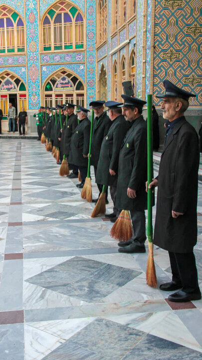 تصاویر/ مراسم جارو زنی خدام افتخاری حرم هلال بن علی(ع)