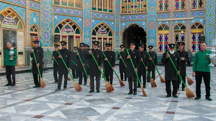 تصاویر/ مراسم جارو زنی خدام افتخاری حرم هلال بن علی(ع)