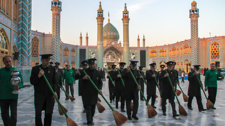 تصاویر/ مراسم جارو زنی خدام افتخاری حرم هلال بن علی(ع)