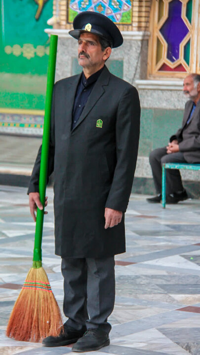 تصاویر/ مراسم جارو زنی خدام افتخاری حرم هلال بن علی(ع)