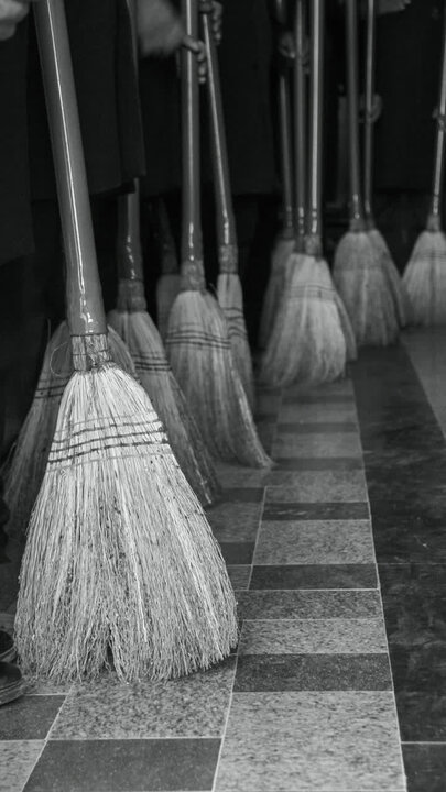 تصاویر/ مراسم جارو زنی خدام افتخاری حرم هلال بن علی(ع)