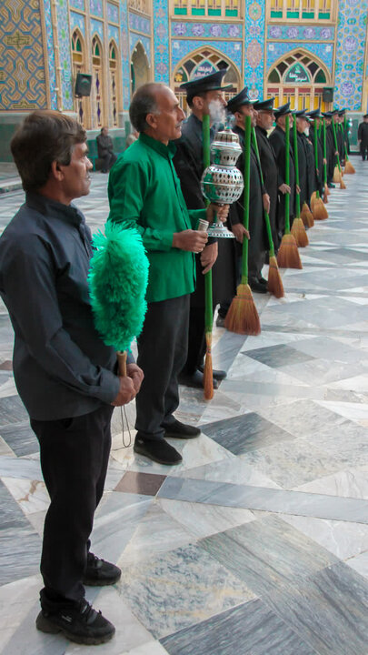 تصاویر/ مراسم جارو زنی خدام افتخاری حرم هلال بن علی(ع)