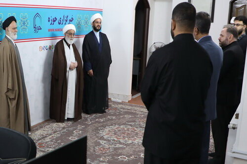 Ayatollah Shab-Zendehdar Visits Hawzah News Agency, Unveils New Publications