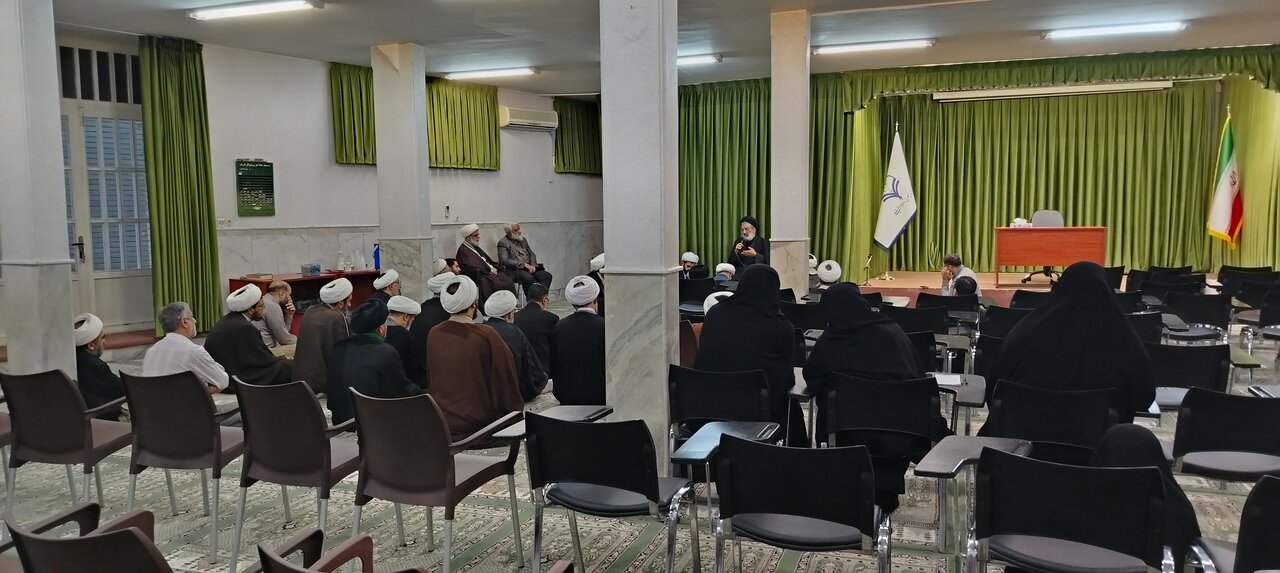 برخی قرآن نمی‌خوانند ولی حاضرند یک ذکر را با هزاران آداب انجام دهند!