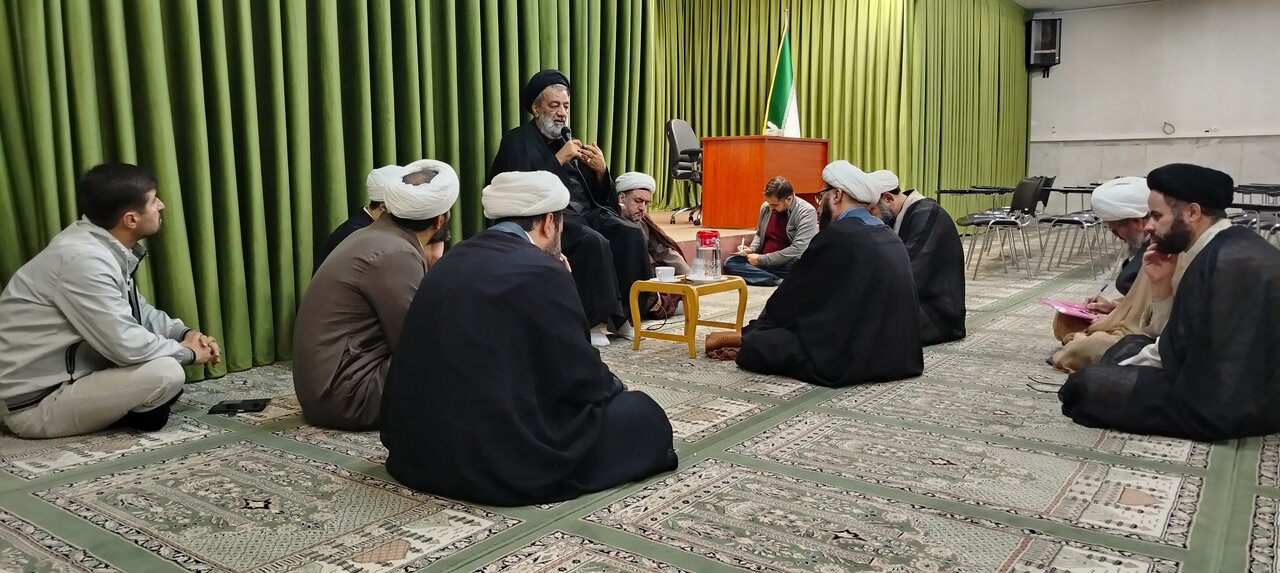 برخی قرآن نمی‌خوانند ولی حاضرند یک ذکر را با هزاران آداب انجام دهند!