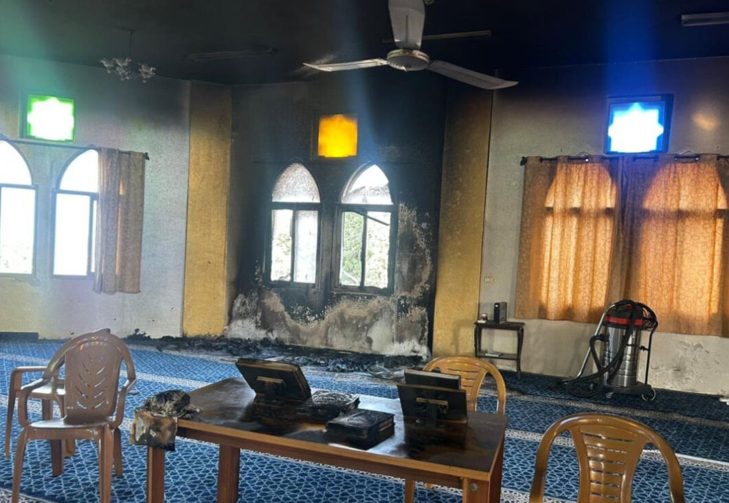 مستوطنون يحرقون مسجداً شمال غرب سلفيت واعتقالات واسعة في الضفة الغربية