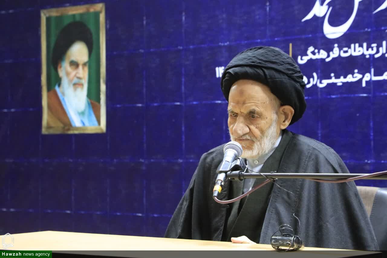 سیاست وابسته، خیانت به ملت است