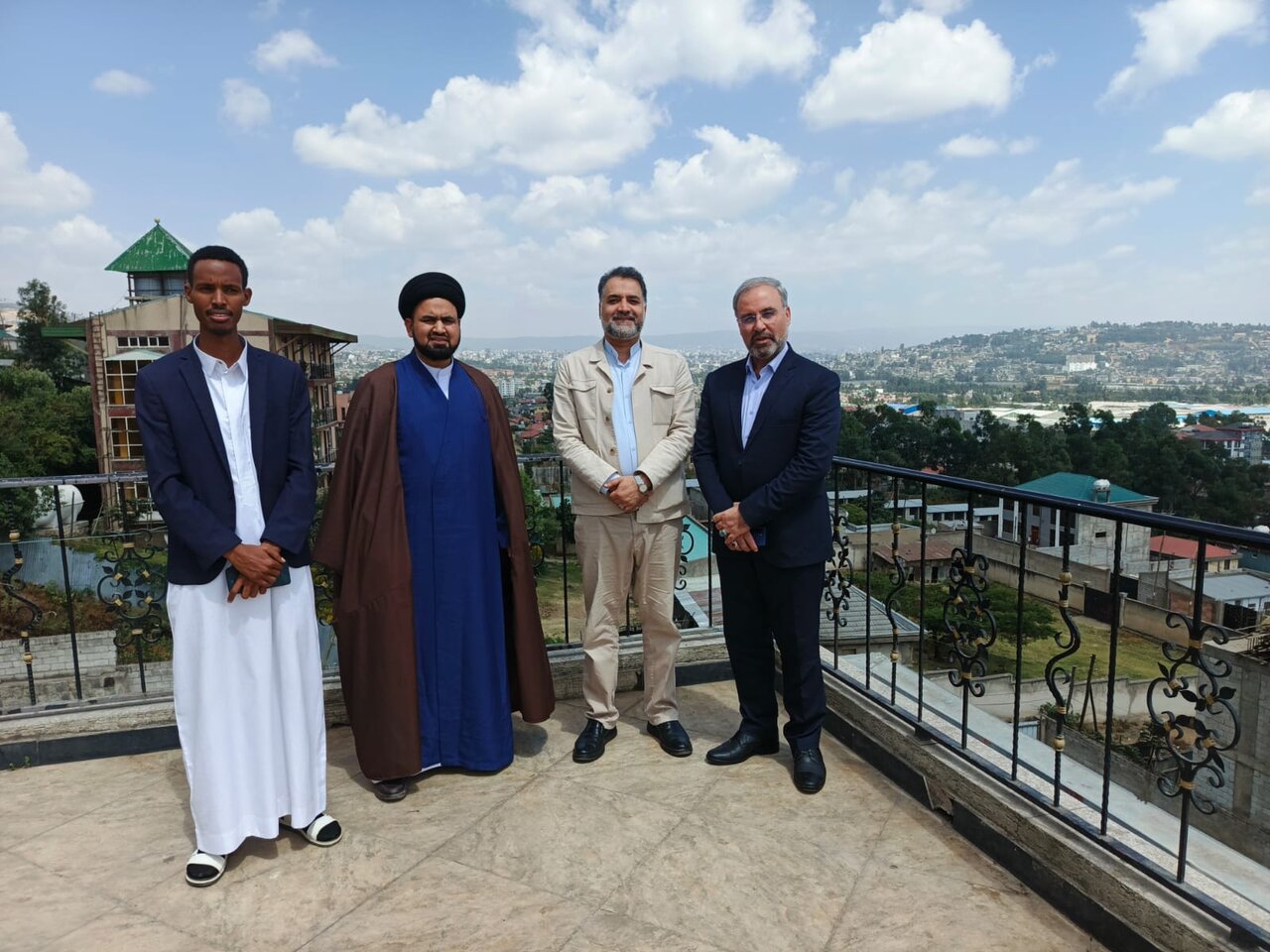 افریقہ میں تبلیغی خدمات انجام دینے والے ہندوستانی عالم دین کی مدیرانِ جامعۃ المصطفیٰ سے ملاقات