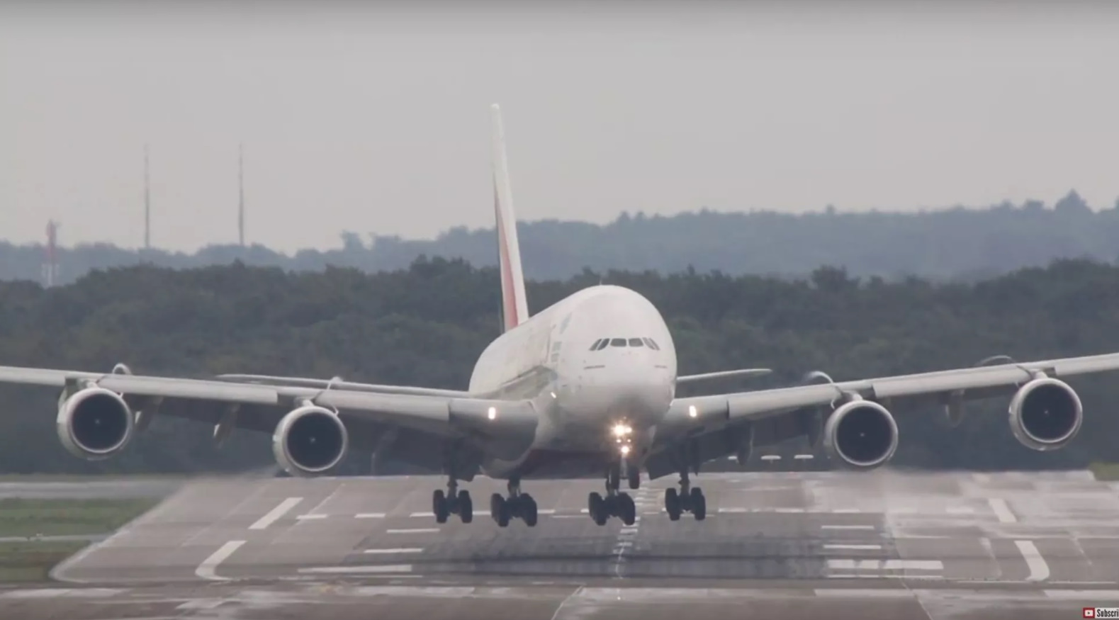 جنوب أفريقيا تسمح لـ153 فلسطينيا بالنزول من طائرة ركاب بعد احتجازهم عليها 12 ساعة