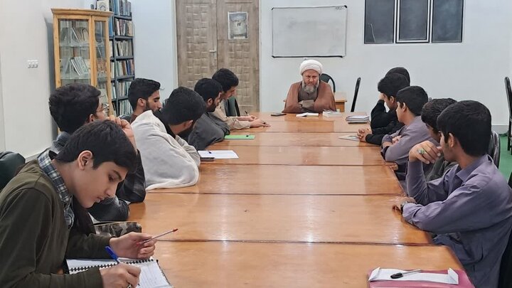 تصاویر/ نشست کانون‌ اخلاق و تربیت مدرسه علمیه امیرالمؤمنین(ع) آران و بیدگل